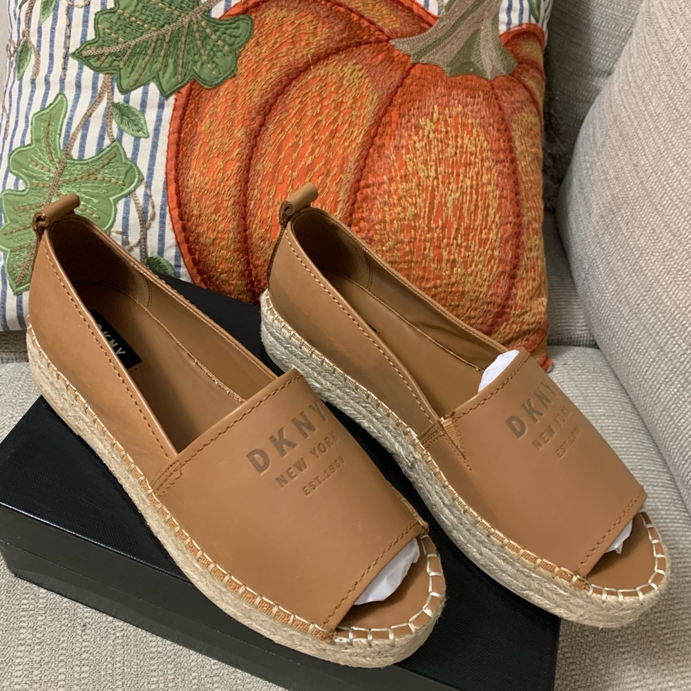 DKNY MERI PLATFORM ESPADRILLE. VACHETTA NOUGAT NOU